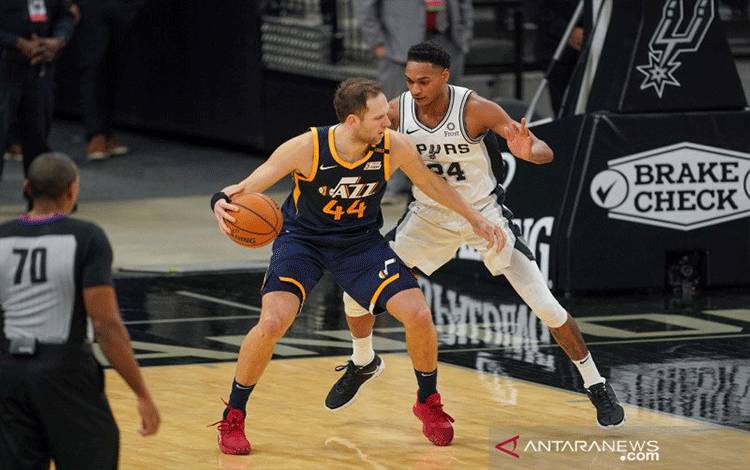 Arsip - Forward Utah Jazz Bojan Bogdanovic (44) memegang bola dibayangi guard San Antonio Spurs Devin Vassell (24) dalam pertandingan NBA, Minggu (3/1/2021). ANTARA/REUTERS/Daniel Dunn-USA TODAY Sports