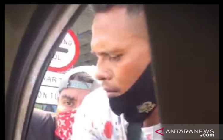 Tangkapan layar video viral di media sosial dengan narasi mobil anggota TNI AD dikerubuti oleh sekelompok mata elang di Koja, Jakarta Utara, Kamis (6/5/2021)