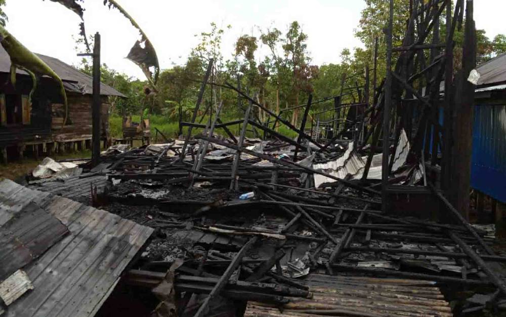 Satu rumah warga di Desa Handiwung, Kecamatan Pulau Petak, Kabupaten Kapuas terbakar