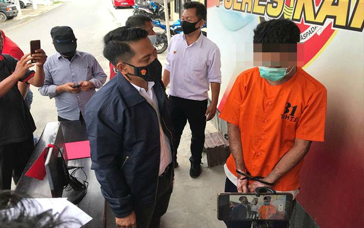 Kasat Reskrim Polres Kapuas AKP Kristanto Situmeang saat introgasi pelaku pembuat surat keterangan bebas covid dalam pers rilis pada Senin, 10 Mei 2021.
