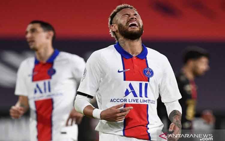 Ekspresi bintang Paris Saint-Germain Neymar setelah gagal mengkonversi peluang dalam lanjutan Liga Prancis melawan Rennes di Stadion Roazhon Park, Rennes, Prancis, Minggu (9/5/2021)