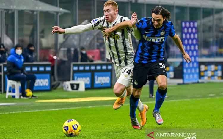 Bek Inter Milan Matteo Darmian (kanan) berebut bola dengan penyerang sayap Juventus Dejan Kulusevski dalam Derby d'Italia edisi pertama Liga Italia musim 2020/21 di Stadion Giuseppe Meazza, Milan, Italia, pada 17 Januari 2021