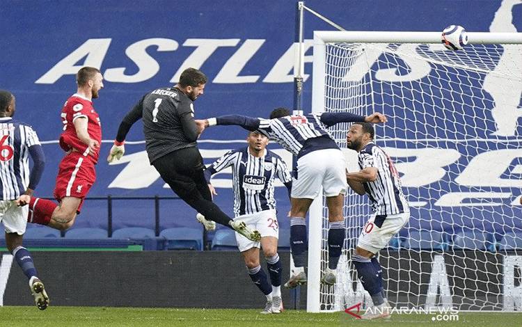 Kiper Liverpool Alisson Becker (kedua kiri) menyundul bola untuk mencetak gol penentu kemenangan atas West Bromwich Albion dalam lanjutan Liga Inggris di Stadion The Hawthorns, West Bromwich, Inggris, Minggu (16/5/2021) waktu setempat. (ANTARA/REUTERS/POOL/Tim Keeton)