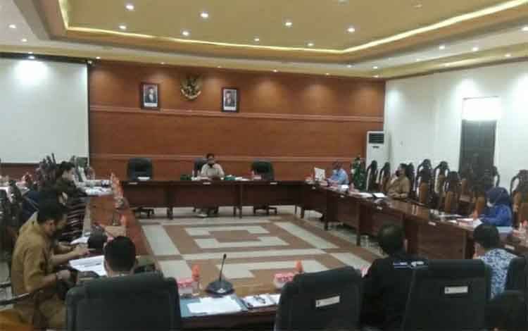 Suasana saat Pansus III DPRD Kapuas gelar rapat kerja bersama pihak eksekutif di ruang rapat gabungan, Senin 17 Mei 2021