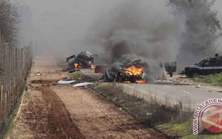 Kendaraan yang terbakar terlihat di dekat desa Ghajar, di perbatasan Israel-Lebanon, Rabu (28/1). Serangan rudal Hisbullah melukai empat tentara Israel Rabu kemarin, serangan terbesar terhadap pasukan Israel oleh kelompok gerilyawan Lebanon sejak perang 34 hari di tahun 2006. Israel menembakkan setidaknya 22 peluru artileri ke daerah pertanian di Lebanon selatan setelah serangan tersebut, kata seorang sumber dari pihak keamanan Lebanon