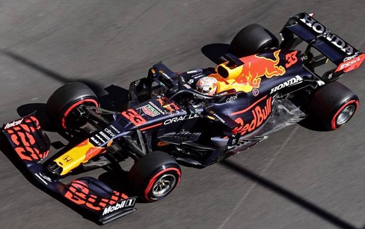 Pebalap tim Red Bull Max Verstappen menjalani sesi latihan bebas kedua Grand Prix Monako, Kamis (20/5/2021) (ANTARA/AFP/Andrej Isakovic)
