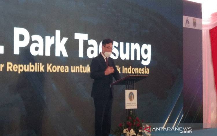Duta Besar Repbulik Korea untuk Indonesia Park Tae-Sung saat acara "Ground Breaking" pembangunan pabrik KCC Glass di Kawasan Industri Terpadu Batang, Kabupaten Batang, Jawa Tengah, Kamis (20/5/2021). (ANTARA/Kutnadi)