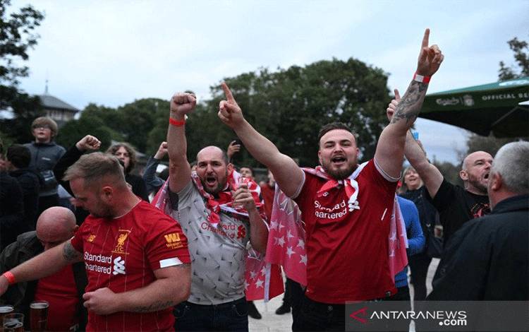 Suporter Liverpool saat merayakan klubnya menjadi juara Liga Premier Inggris musim 2019-2020. AFP/Oli Scarff