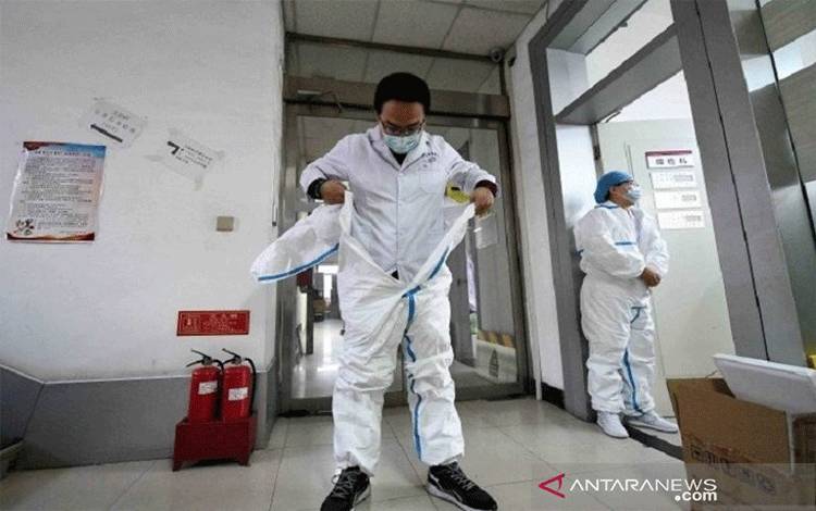 Peneliti mengenakan pakaian pelindung lengkap sebelum masuk ke dalam sebuah laboratorium di pusat pengendalian dan pencegahan di tengah merebaknya wabah virus Corona di Taiyuan, Provinsi Shanxi, China, Jumat (14/2/2020). Jumlah orang yang meninggal dunia karena wabah virus Corona di China daratan kembali meningkat menjadi 1.523 orang hingga Jumat (14/2) malam setelah ada 143 kasus kematian di sepanjang hari Jumat tersebut, kata Komisi Kesehatan Nasional China, Sabtu (15/2) pagi. (ANTARA FOTO/cns