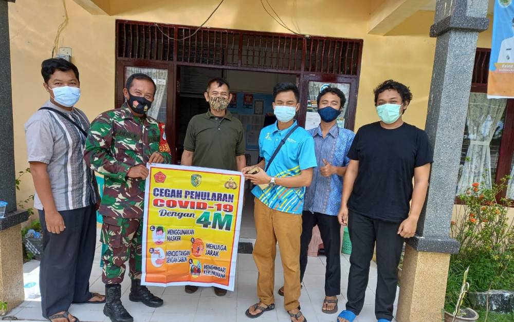 Babinsa Kelurahan Sabaru Peltu Didik Kristiawan mengedukasi masyarakat pentingnya prokes.
