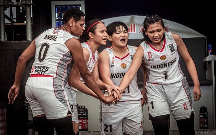 Para pemain tim nasional bola basket 3x3 putri Indonesia (ki-ka) Lea Kahol, Dewa Made Ayu Sriartha, Nathania Orville dan Dyah Lestari melakukan tos jelang gim kedua Pool A Turnamen Kualifikasi Olimpiade Tokyo 2020 melawan Jerman di Graz, Austria, Kamis (27/5/2021). (FIBA)