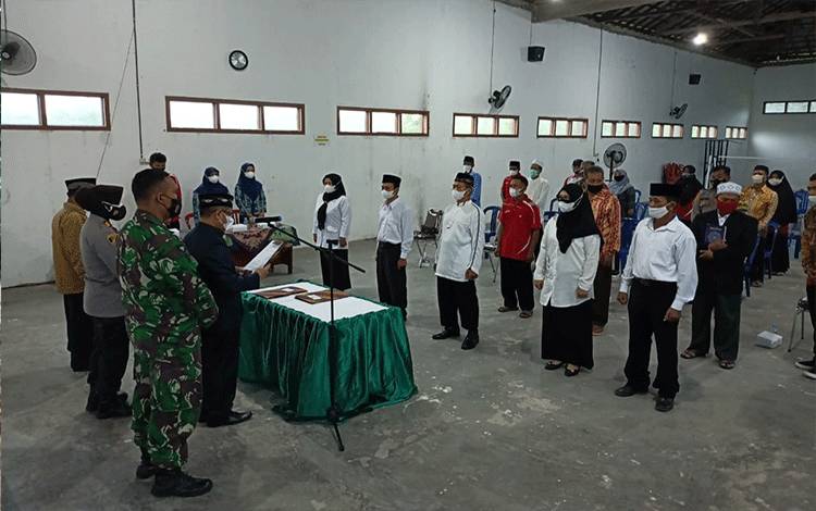Pelantikan anggota BPD di Aula Desa Natai Raya.