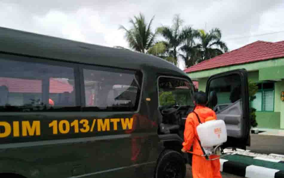 Kendaraan Dinas Kodim 1013 Muara Teweh saat disemprot disinfektan.