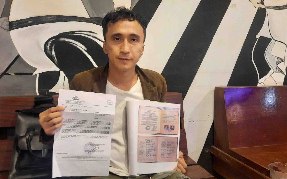 Azhari Syafaat (37) menunjukan bukti dugaan pemalsuan dokumen serta laporan polisi.