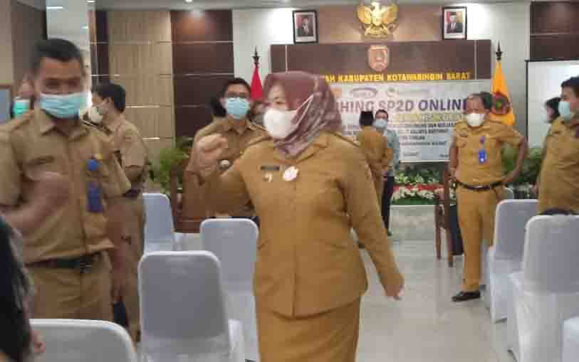 Bupati Kobar Nurhidayah usai peluncuran aplikasi yang menerapkan dalam sistem transaksi SP2D secara online dengan nama SIMANIS, Selasa, 8 juni 2021