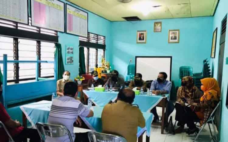 Anggota DPRD Kobar Dapil IV saat meninjau lokasi Kelurahan Kumai Hulu