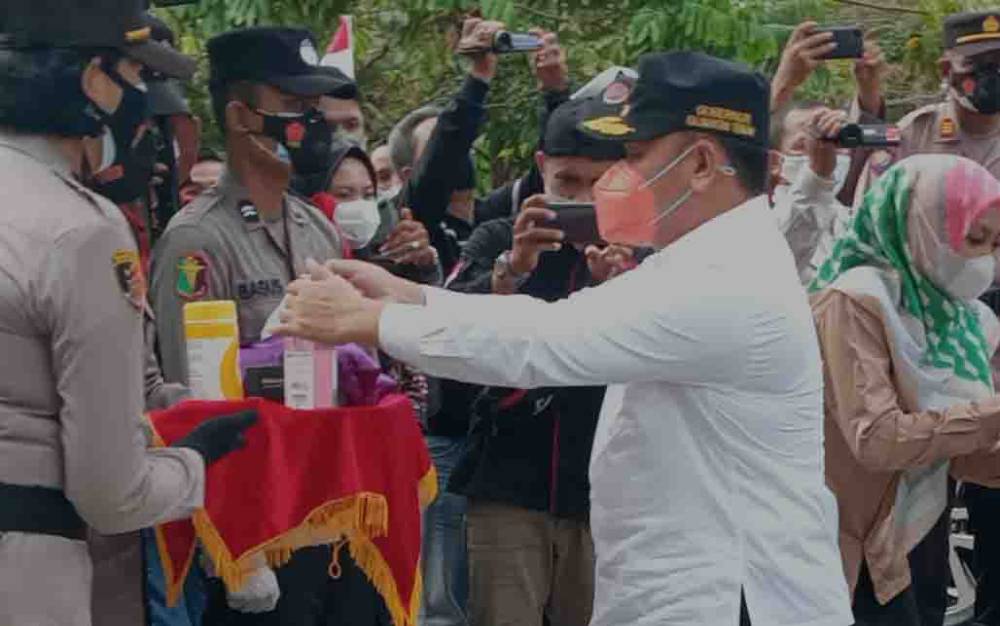 Gubernur Kalteng Sugianto Sabran mencuci tangan sebelum meninjau pelaksanaan vaksinasi covid-19 bagi lansia dan masyarakat umum di SMAN 1 Pangkalan Bun, Kamis, 10 Juni 2021