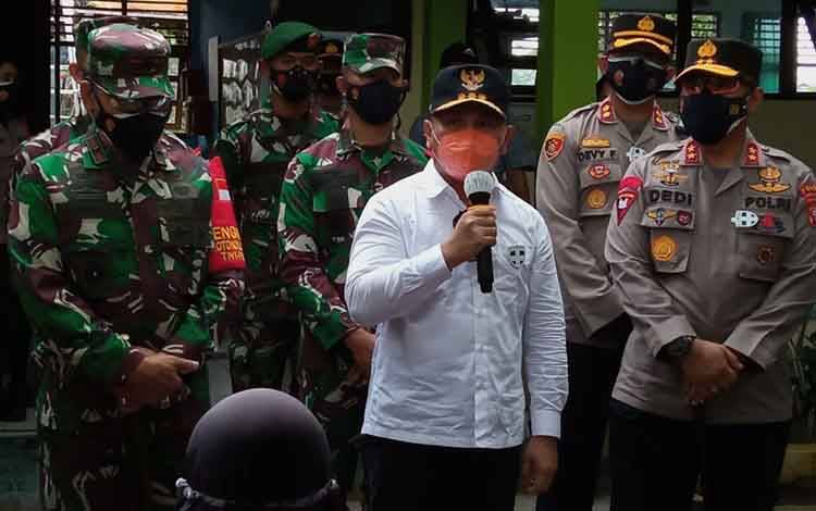 Gubernur Kalteng Sugianto Sabran dalam kunjungannya ke Kabupaten Kobar untuk memantau kegiatan vaksinasi massal yang digelar di SMAN 1 Pangkalan Bun, Kamis, 10 Juni 2021