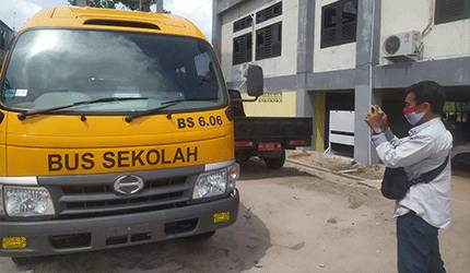 Bus Sekolah milik Pemko Palangka Raya diparkir di halaman kantor Dinas Perhubungan