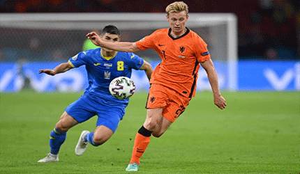 Gelandang Belanda Frenkie de Jong (kanan) berduel dengan gelandang Ukraina Ruslan Malinovskyi dalam pertandingan Grup C Euro 2020 di Johan Cruyff Arena di Amsterdam pada 13 Juni 2021. (ANTARA/AFP/John Thys)