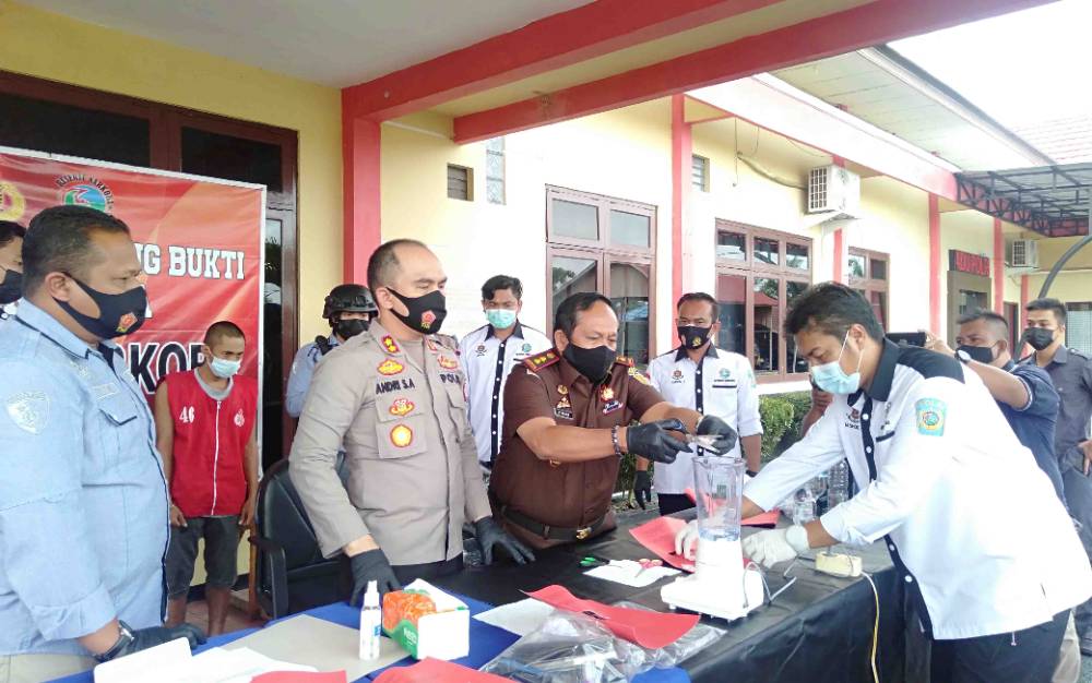 Kapolres Katingan AKBP Andri Siswan Ansyah bersama Kepala Kejaksaan Negeri Katingan memusnahkan barang bukti sabu