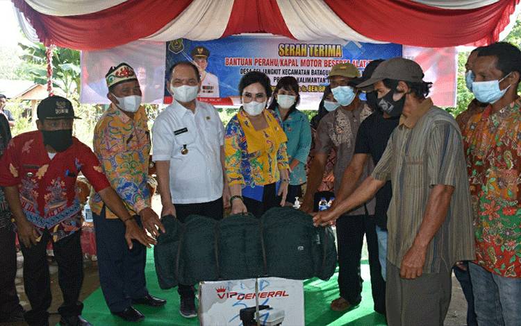 Bupati Kapuas, Ben Brahim S Bahat saat menyerahkan bantuan secara simbolis kepada kelompok nelayan di Desa Sei Jangkit, Kecamatan Bataguh.