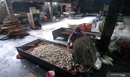 Pekerja membungkus otak-otak di rumah industri Desa Mulyoharjo, Kabupaten Tegal, Jawa Tengah, Sabtu (19/6/2021). Meski mengalami penurunan permintaan mencapai 50 persen sejak satu tahun terakhir, pengusaha Usaha Mikro, Kecil dan Menengah (UMKM) yang memproduksi makanan ringan seperti otak-otak dan ayam krispi tersebut tetap bertahan dengan mengurangi jumlah produksi sekitar 30 persen di tengah pandemi COVID-19. ANTARA FOTO/Oky Lukmansyah/pras.
