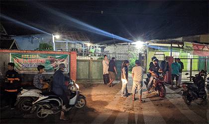 Sejumlah masyarakat bersama Batamad membantu melakukan pengamanan di rumah Asul, yang menjadi korban serangan warga.