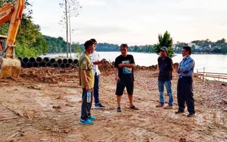 Kepala Dinas PUPR M Iman Topik (celana pendek) bersama Kabag Protokol Setda Barito Utara Jati Proyogo, Kabid Bina Marga dan Kades Lemo II Rusli saat meninjau lokasi untuk pemantapan pelaksanaan kegiatan pemancangan tiang pertama jembatan Desa Lemo, Rabu 23 Juni 2021