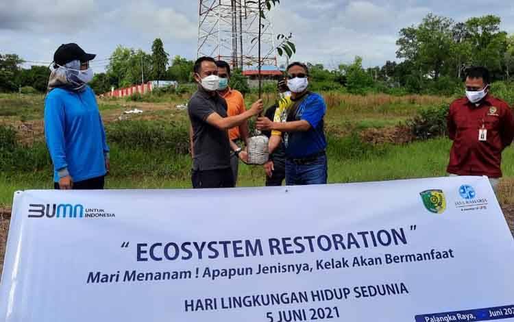 Wali Kota Palangka Raya, Fairid Naparin saat menanam pohon di Himba Kahui, Jumat, 25 Juni 2021.