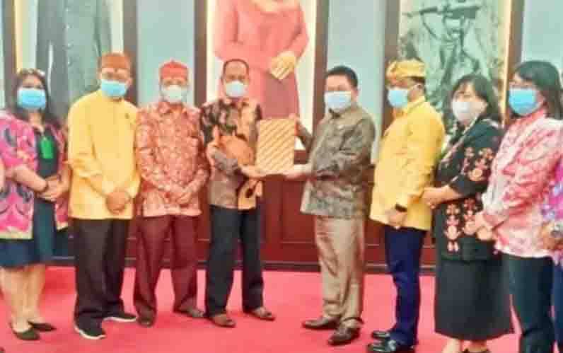 Ketua DPRD Kalteng, Wiyatno saat menerima kunjungan dari tokoh Agama Hindu Kaharingan. (poto: istimewa)