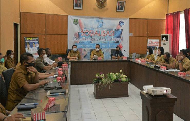 Suasana saat jajaran Pemkab Kapuas dalam sosialisasi pemasangan dan integrasi jaringan Astinet Lite di ruang rapat bupati pada Senin 28 Juni 2021.