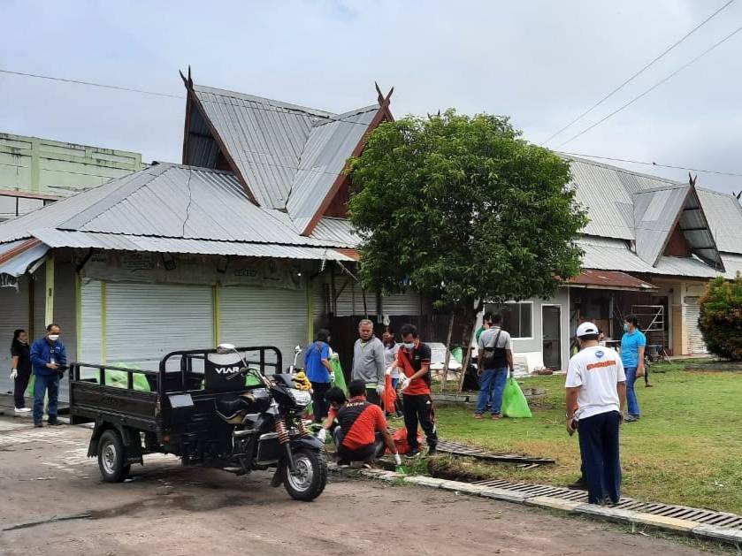 Kegiatan bersih-bersih Pasar Kahayan di Palangka Raya dalam rangka pekan pelayanan publik