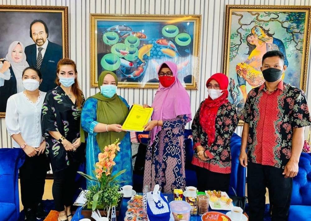 Wakil Ketua III DPRD Kalteng, Faridawaty Darland Atjeh saat menerima proposal bantuan dari pihak SMAN 1 Katingan Hilir.