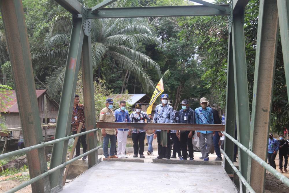 Bupati Barito Utara, H Nadalsyah didampingi Wakil Bupati, Sugianto Panala Putra saat meninjau pekerjaan jembatan Sei Solai, Desa Pandran Permai, Kamis, 1 Juli 2021 kemarin.