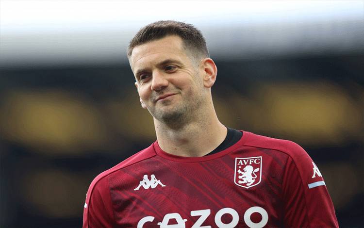 Tom Heaton saat melakukan pemanasan sebelum pertandingan antara Aston Villa lawan Everton di Liga Premier Inggris pada 1 Mei 2021. ANTARAREUTERS/NAOMI BAKER