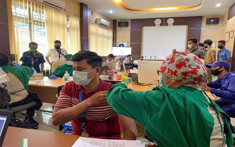 Kegiatan Vaksinasi covid 19 untuk pelayanan publik di PT angkasa pura (II) persero kantor cabang bandar udara Tjilik Riwut oleh kantor kesehatan pelabuhan Kelas III, Rabu 7 April 2021