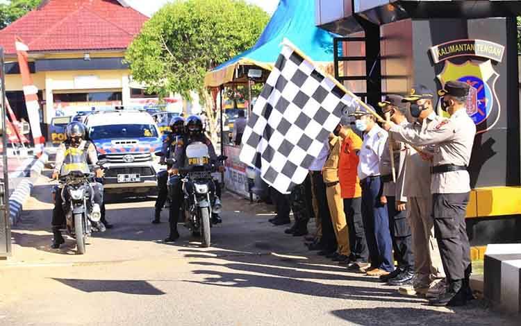 Kapolres Seruyan AKBP Bayu Wicaksono bersama Sekda Seruyan Djainuddin Noor melepas?patroli Satgas Penanganan Covid-19 Kabupaten Seruyan.?