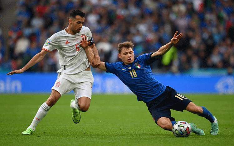 Gelandang Spanyol Sergio Busquets (kiri) bertarung dengan gelandang Italia Nicolo Barella dalam pertandingan semifinal EURO 2020 antara Italia dan Spanyol di Stadion Wembley di London, 6 Juli 2021. ANTARA/AFP/ANDY RAIN