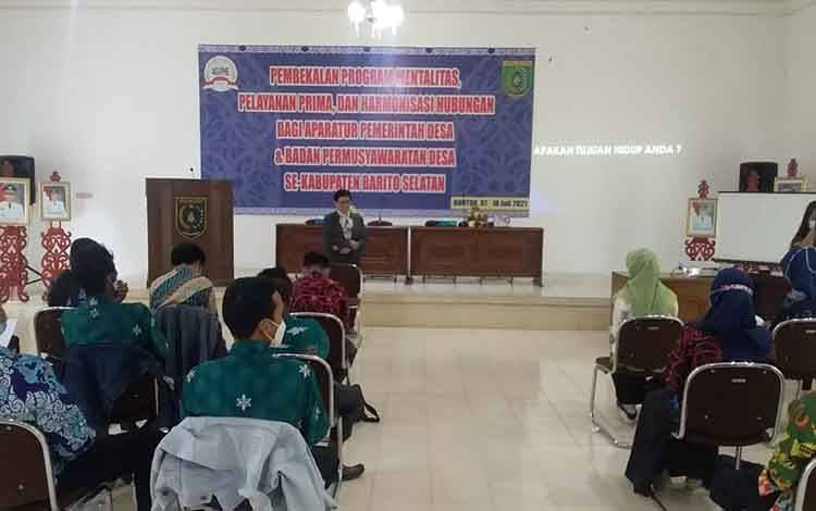 Aparat Desa dan BPD mengikuti bimtek pembekalan mentalitas dan pelayanan prima