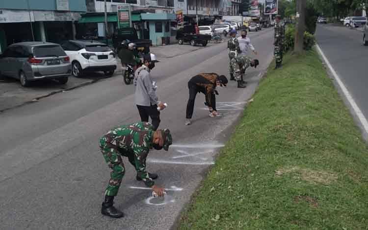 Pemasangan tanda batas lapak pedagang di pasar besar Palangka Raya, Kamis 8 Juli 2021