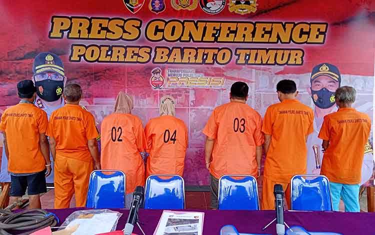 Mantan Kepala Desa Kalinapu, YS (paling kanan), bersama 6 orang tersangka tindak pidana pencurian dengan pemberatan