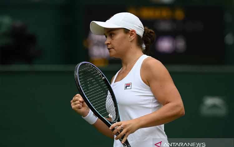 Ashleigh Barty dari Australia bereaksi selama pertandingan terakhirnya melawan Karolina Pliskova dari Republik Ceko di Wimbledon, All England Lawn Tennis and Croquet Club, London, Inggris, Sabtu (10/7/2021). ANTARA FOTO/REUTERS/Toby Melville/HP/sa.