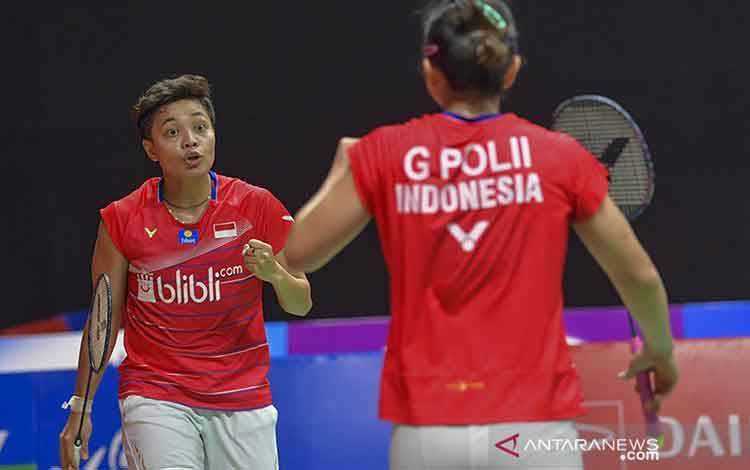 Dokumentasi - Ganda putri Indonesia Apriyani Rahayu (kiri) dan Greysia Polii (kanan) melakukan selebrasi usai mendapat poin dari lawannya asal Denmark Maiken Fruergaard dan Sara Thygesen dalam babak final Daihatsu Indonesia Masters 2020 di Istora Senayan, Jakarta, Minggu (19/1/2020). ANTARA FOTO/Galih Pradipta/foc/aa/pri. (ANTARA FOTO/GALIH PRADIPTA)