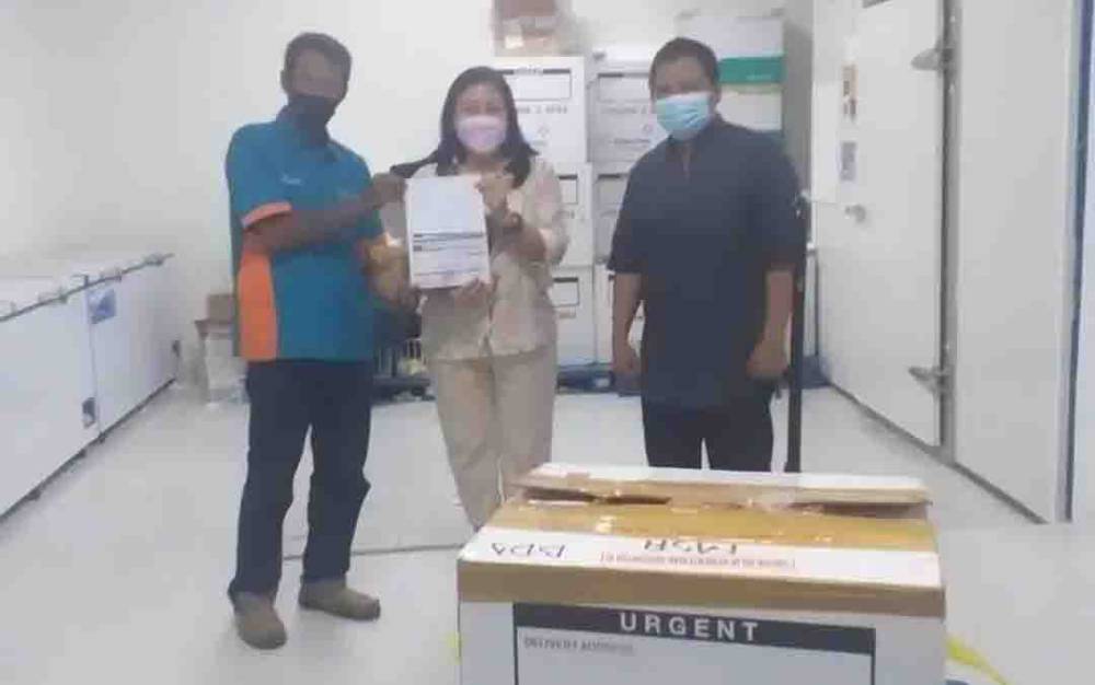 Dinkes Kalteng saat menerima jatah vaksin covid-19 jenis sinovac. (foto : istimewa)