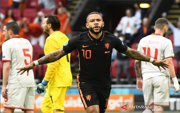 Memphis Depay bergabung dengan Barcelona dari Lyon sebagai pemain bebas transfer. ANTARA/REUTERS/PIROSCHKA VAN DE WOUW