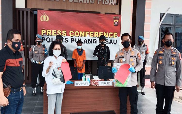 Bupati Pulpis Menghadiri Press Converence Polres Pulpis terkait kasus percobaan perkosaan nenek Tunawicara, Rabu (21/07/2021).