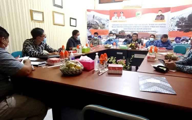 Kadis Nakertranskop UKM Barito Utara M Mastur dan jajarannya saat menerima kunjungan kerja (kunker) Komisi II DPRD Hulu Sungai Selatan, Kamis, 22 Juli 2021.