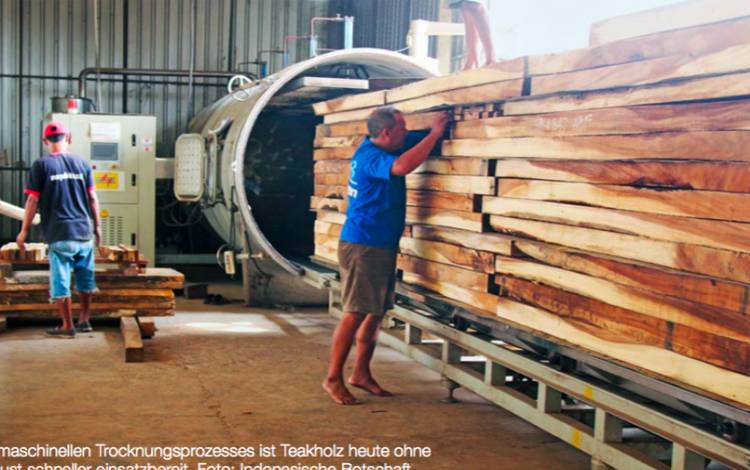 Proses produksi kayu jati Indonesia yang dimuat oleh majalah berbahasa Jerman, Mobelmarkt