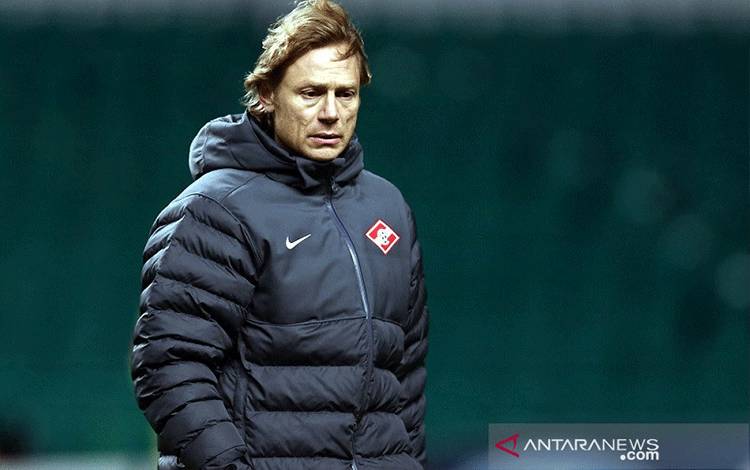 Valeri Karpin saat masih menangani Spartak Moskow pada 2011. Karpin baru saja ditunjuk sebagai pelatih baru tim nasional Rusia hingga Desember 2021. (ANTARA/AFP/Ian Macnicol)